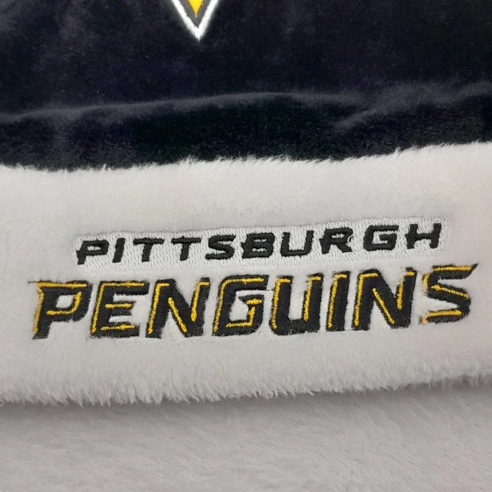 Pittsburgh‎ Penguins NHL Colorblock Santa Hat Forever Collectibles Logo Winter